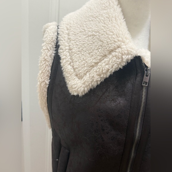 NWT. Aerie Faux Brown Aged Leather Sherpa Vest. Size Small. - Picture 8 of 15